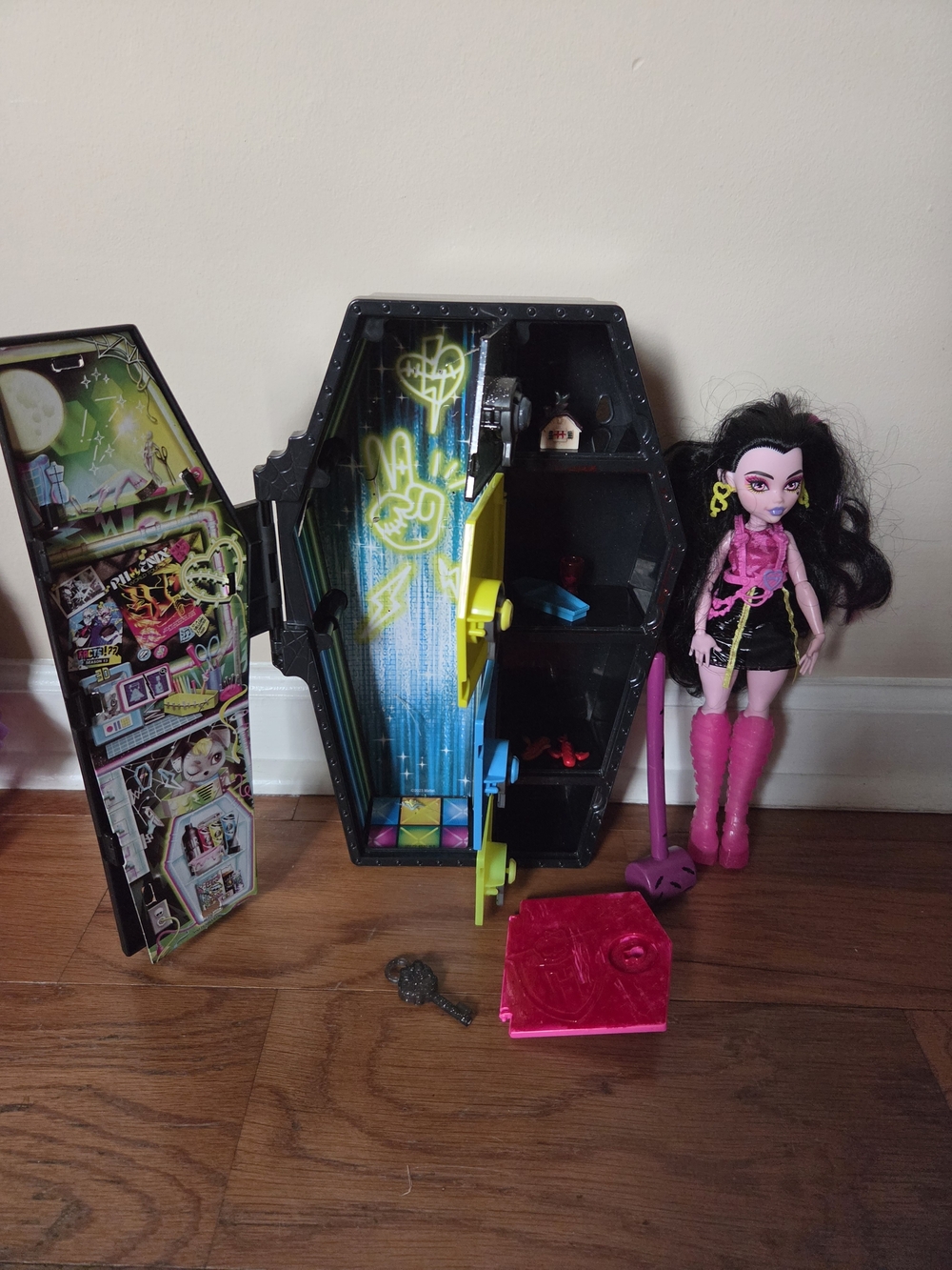 Monster High Skulltimate Secreta Neon Frights Draculaura Doll & Locker Set